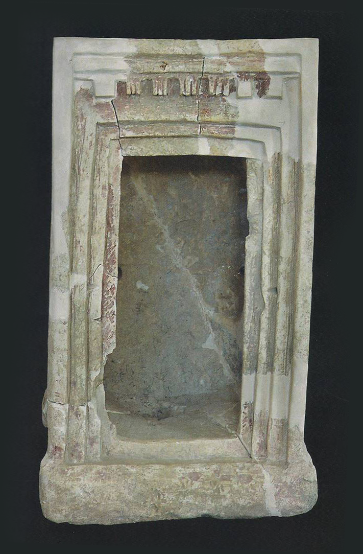 דגם מקדש מלולף באבן גיר וצבוע אדום, אחרי רפאות, פריטים כאלו נקראים במסורת המקראית "ארון אלוהים", ושימשו לשמירת סמל האל